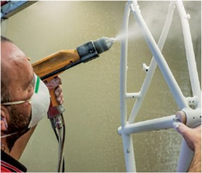 Pulverlackierung eines Velorahmens in der eigenen Produktion