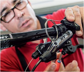 Werkstattprofi beim Aufbau eines PRICE Bikes